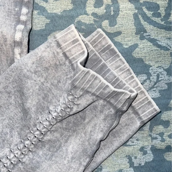 🍁SOLD🍁FP High -Rise 7/8 Length Good Karma Leggings Sz. Xs/s Color: Ice Grey - Picture 8 of 8